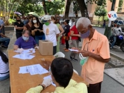 Ciudadanos en Caracas participan en la consulta popular de la oposición, el sábado 12 de diciembre de 2020. Foto: Luisana Solano/VOA.