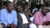 Aliyekuwa rais wa Kenya Uhuru Kenyatta (Kushoto) wakati huo akiwa waziri wa fedha, Aliyekuwa makam rais Kalonzo Musyoka (katikati) na rais wa sasa wa Kenya William Ruto (kulia) wakati huo akiwa amefutwa kazi kama waziri wa elimu ya juu. Aprili 11, 2011.

