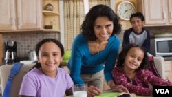 La clasificación de "hispano" del Censo incluye a personas blancas, negras, de origen latinoamericano o estadounidenses cuyos ancestros fueron latinoamericanos hace varias generaciones.