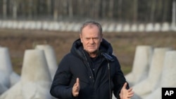 Poljski premijer Donald Tusk razgovara sa novinarima u Dabrowki, Poljska, tokom posete poljskoj granici sa Rusijom u subotu, 30. novembra 2024. (AP Photo/Czarek Sokolowski)