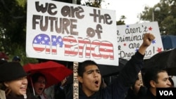"Nosotros somos el futuro", sostiene la pancarta que muestra Jorge Herrera, un estudiante indocumentado de 18 años, de Carson, en California, donde los estudiantes manifestaron en apoyo al Dream Act.