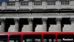 Un autobús pasa por el Banco de Inglaterra, en Londres, el 23 de marzo de 2020.