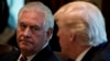លោក​រដ្ឋ​មន្ត្រី​ការបរទេស​ Rex Tillerson កំពុង​ស្តាប់​លោក​ប្រធានាធិបតី​ ដូណាល់ ត្រាំ ថ្លែង​នៅ​ក្នុង​កិច្ច​ប្រជុំ​គណៈ​រដ្ឋ​មន្ត្រី​នៅ​សេតវិមាន ក្នុង​រដ្ឋធានី​វាស៊ីនតោន កាល​ពី​ថ្ងៃទី​១២ ខែ​មិថុនា។