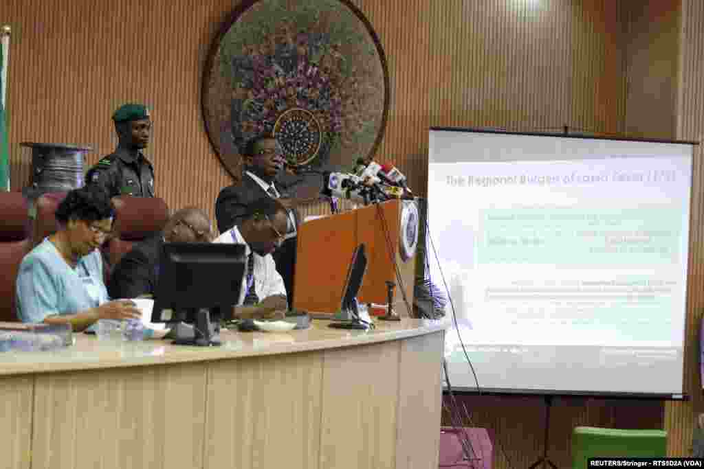 Ministan Lafiya Mr Isa'ac Folorunso Adewale Yayin Da Yake Bayani A Taron Gaggawa Na Ma'aikatar Lafiya Akan Yadda Za'a Shawo Kan Cutar Zazzabin Lassa A Abuja Najeriya, Janairu 19, 2016. 