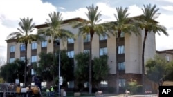 Un hotel Hampton Inn, similar al donde fueron detenidos los niños migrantes, fotografiado el 21 de julio de 2020.pasado en Phoenix, Arizona.
