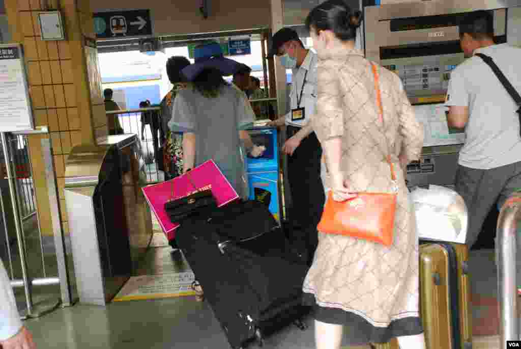 同一日有旅客攜帶比關注組成員更大型的行李,在上水站順利入閘上火車