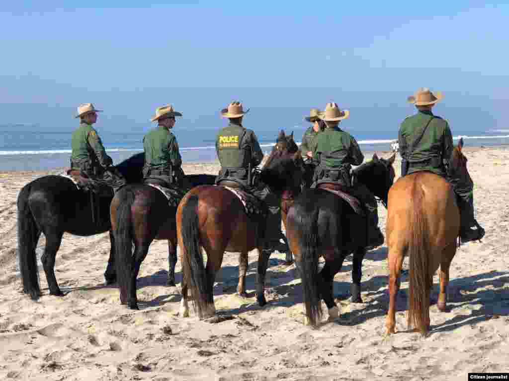 Policía de la frontera de EE.UU. en el parque estatal Border Field, en Imperial Beach, California, el martes. Fotografía: Jorge Agobian- VOA