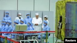 지난 16일 김정은 북한 국무위원장이 비상설 위성발사준비위원회 사업을 현지 지도했다며, 다음날 관영매체가 사진을 공개했다.
