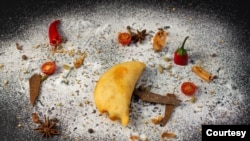 La empanada, plato típico venezolano, elaborado para el emprendimiento conocido como “La Qué Tal”, del chef venezolano Daniel Cadena en Barcelona, España. [Foto: Cortesía]