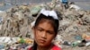 La activista ambiental Licypriya Kangujam, de 8 años, se encuentra en la playa de Juhu frente a un montón de basura durante una campaña de limpieza en Mumbai, India. Kangujam se encuentra entre los activistas climáticos más jóvenes.