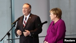 លោក Mike Pompeo រដ្ឋ​មន្ត្រី​ការបរទេស​អាមេរិក និង​លោក​ស្រី Angela Merkel អធិកាបតី​អាល្លឺម៉ង់ ថ្លែង​ក្នុង​សន្និសីទ​សារព័ត៌មាន​រួម​គ្នា កាល​ពី​ថ្ងៃ​ទី​៨ វិច្ឆិកា ២០១៩។