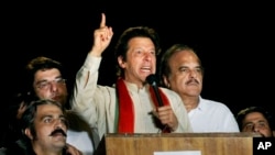  تحريک انصاف په دوهم نومبر دپاناما اسنادو کې دوزيراعظم نوازشريف دکورنۍ دنومونو دراتللو او بدعنوانۍ په ضد داسلام اباد دبندولو او احتجاج کولو منصوبه لري، دتحريک انصاف مشر عمران خان غوښتنه کوي چې وزيراعظم نوازشريف دې يا خو استعفا ورکړي او يا دې ځان احتساب لپاره وړاندې کړي.