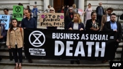 Climate change activists protest outside the government's treasury building in London, April 25, 2019, during demonstrations led by the Extinction Rebellion group. (Daniel LEAL-OLIVAS / AFP)
