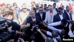 El Secretario General de la ONU, Antonio Guterres, habla con los medios tras visitar el cruce fronterizo de Rafah entre Egipto y la Franja de Gaza. Miembros de la Media Luna Roja Egipcia coordinan la ayuda para Gaza, en el aeropuerto de Al Arish, Egipto, el 20 de octubre de 2023.