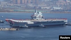 中国首艘国产航母周三在大连正式下水。