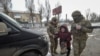 Anggota unit Malaikat Putih dari Kepolisian Ukraina mengevakuasi seorang lansia dari wilayah garis depan pertempuran di Pokrovsk, Donestk, pada 7 Februari 2025. (Foto: Reuters/Oleksandr Klymenko)