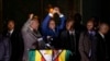 መጪው የዝምባብዌ ፕሬዝዳንት ኢመርሰን ምናንጋግዋ በዛሬው ዕለት ከሃራሬው የዛኑ-ፒኤፍ ዋና ጽ/ቤት ደጃፍ ለደጋፊዎቻቸው ሰላምታ ሲሰጡ