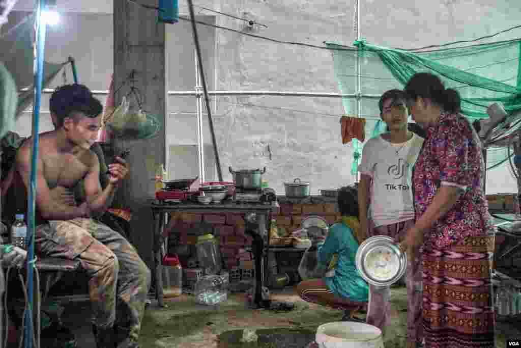 ទីតាំងដែលក្រុមកម្មកររបស់លោក គឹម សារេត ស្នាក់នៅជុំគ្នា មានជាក្រុមគ្រួសារផង។ ពួកគេកំពុងធ្វើការ និងស្នាក់នៅក្នុងអគារសំណង់ខុនដូ ដែលពុំទាន់សង់រួចរាល់មួយកន្លែងនៅក្រុងព្រះសីហនុ, នៅថ្ងៃទី ២៥ ខែមិថុនា ឆ្នាំ២០១៩។ (ខាន់ សុគុំមនោ/VOA)