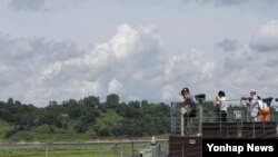 지난 8월 한국 박근혜 대통령이 광복절 경축사에서 북한에 비무장지대(DMZ) 세계평화공원 조성을 정식 제의한 가운데, 경기도 파주시 임진각에서 평화공원 후보지 가운데 한 곳인 장단반도 일대가 보이고 있다. 