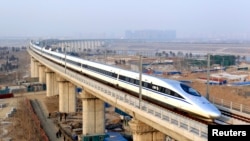 开往广州的高铁列车开过北京永定河大桥(2012年12月26日）