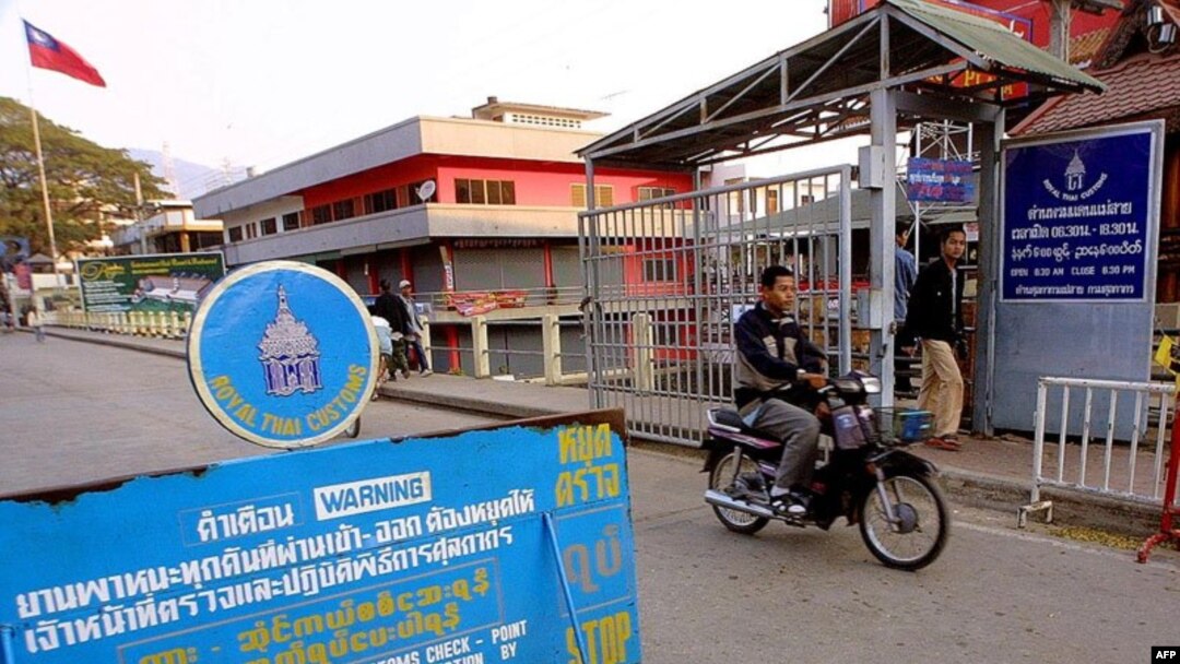 ထိုင်းမြန်မာနယ်စပ် စစ်ဆေးရေးဂိတ်တခုမြင်ကွင်း။ Photo: AFP