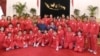 Kontingen olimpiade Indonesia berfoto bersama Presiden SBY dan ibu negara Ani Yudhoyono saat pelepasan di Jakarta (15/7). 22 atlet Indonesia dari tujuh cabang olah raga telah siap berjuang dalam Olimpiade 2012 di London kali ini. 