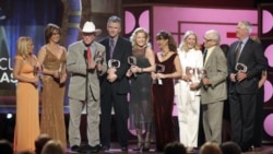Para pemeran serial televisi Dallas menerima penghargaan sebagai serial klasik dan pemeran terbaik tahun 2006 di Santa Monica, California. Dari kiri: Charlene Tilton, Linda Gray, Larry Hagman, Patrick Duffy, Sheree Wilson, Mary C (Foto: dok).