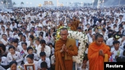ពលរដ្ឋ​កម្ពុជា​រាប់សែន​នាក់ ​ដែល​មិនធ្លាប់​មាន​ច្រើន​ដូច្នេះ​ បាន​ឈរ​ទទួល​ ព្រះ​បរមសព​សម្តេចឳ​នៅ​តាម​ដងផ្លូវ​ពី​ព្រលាន​យន្តហោះ​អន្តរជាតិ​ភ្នំពេញ​មក​ព្រះ​បរមរាជវាំង​​​ ពេល​គេ​ដឹក​តាម​ទីនាំង​ពី​ប្រទេស​ចិន​មក​កម្ពុជា។
