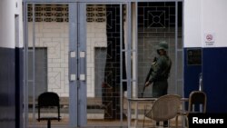 Un miembro de la Guardia Nacional Bolivariana custodia un local electoral en Caracas, Venezuela, antes de los comicios regionales del 21 de noviembre de 2021.