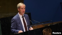 Dubes Uni Eropa untuk PBB, Olof Skoog berbicara di hadapan Majelis Umum PBB di New York, AS 27 Oktober 2023 (foto: dok). 