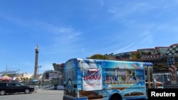 Un rótulo anuncia empleos en Point Pleasant Beach, Nueva Jersey, el 25 de mayo del 2021.