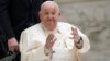 El Vaticano informa que el papa está "mejorando levemente"
