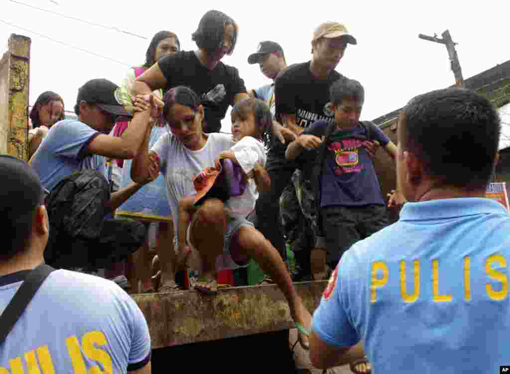 Warga yang tinggal dekat lereng gunung berapi Mayon dievakuasi ke sekolah-sekolah negeri oleh polisi sebelum Topan Haiyan tiba di Filipina (7/11).
