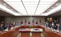 17일 한국을 방문한 로이드 오스틴 국방장관(왼쪽 2번째)이 서욱 한국 국방장관(오른쪽 2번째)과 회담했다.