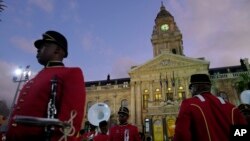 FILE - Anggota band menunggu kedatangan Presiden Afrika Selatan Cyril Ramaphosa untuk Pembukaan Parlemen di Cape Town, Afrika Selatan, 18 Juli 2024.