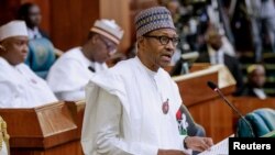 Lokacin da shugaban Najeriya Muhammadu Buhari ke gabatar da kasafin kudin 2019 a gaban majalisar dokokin kasar, a Abuja, ranar 19 ga watan Disamba, 2018. 