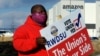 Michael Foster, seorang karyawan Amazon.com, memegang poster di luar gedung Amazon di mana para pekerja berusaha mengorganisasi pembentukan serikat pekerja di Bessemer, Alabama, 9 Februari 2021. 