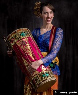 Claire Fassnacht, Artistic Director, Friends of the Gamelan (foto courtesy: Ivan Indrautama).