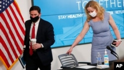 El gobernador de Arizona, Doug Ducey, se retira después de dar una actualización sobre COVID-19 en Arizona durante una conferencia de prensa el miércoles 17 de junio de 2020 en Phoenix.