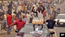 Wasu matasa a lokacin gangam,in siyasa a Kano, Najeriya