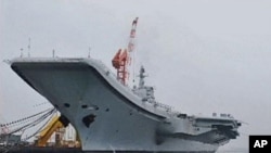 中國第一艘航母7月27日停靠在大連港(資料圖片)