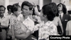 អ្នកស្រី នៅ សារីម និយាយ​លា​ស្វាមី​របស់​អ្នកស្រី គឺ​លោក នួន សារី និង​កូនស្រី​របស់​អ្នកស្រី​អាយុ​បី​ឆ្នាំ​ឈ្មោះ នួន សារី សាកូរ៉ា នៅ​អាកាស​យានដ្ឋាន​អន្តរជាតិ​ពោធិ៍ចិនតុង​ (សព្វថ្ងៃ​ជា​អាកាស​យានដ្ឋាន​អន្តរជាតិ​ភ្នំពេញ)។ 