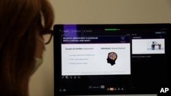 Margo Jarvis participa en una teleconferencia médica en una red de veteranos del ejército. Desde que se inició la pandemia, organizaciones de veteranos de guerra ofrecen servicios de salud mental vía internet.
