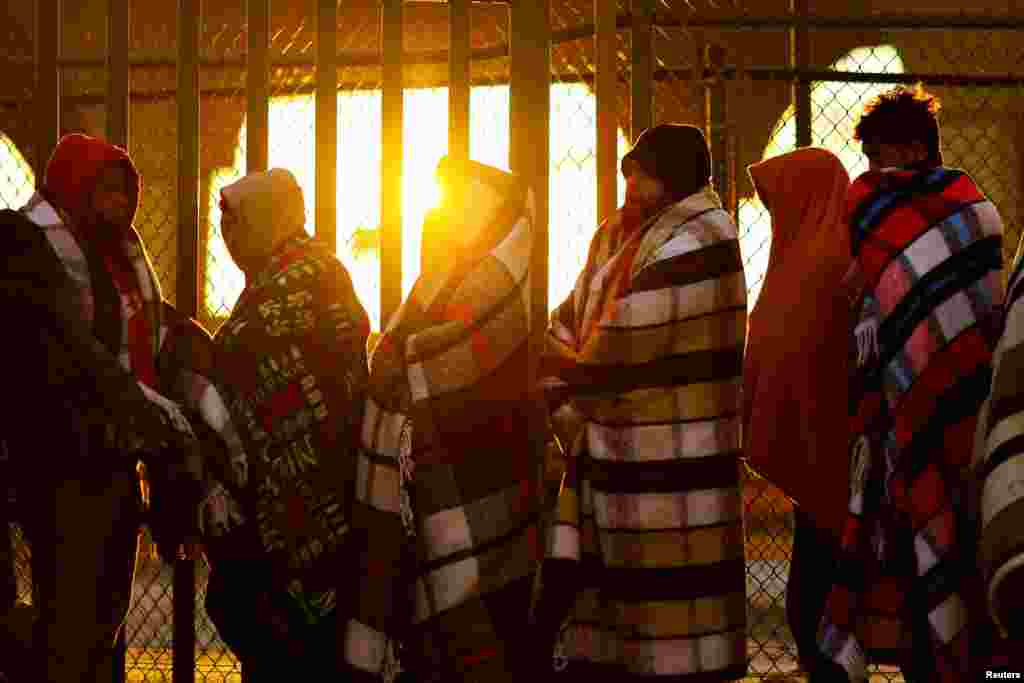 Migrantes venezolanos, algunos expulsados de EEUU a México bajo el Título 42 y otros que aún no han cruzado tras las nuevas políticas migratorias, hacen fila afuera del Instituto Nacional de Migración (INM) para tramitar un permiso de permanencia en México por 180 días, en Ciudad Juárez, México, el 24 de octubre de 2022. REUTERS/José Luis González 