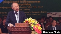 រូប​ឯកសារ៖ លោក Joachim von Marschall ឯកអគ្គរដ្ឋទូត​ប្រទេស​អាល្លឺម៉ង់​​ថ្លែង​ក្នុង​​​ពិធី​សម្ពោធ​បូជនីយដ្ឋាន​មួយ​នៅ​សារមន្ទីរ​ទួលស្លែង​ក្នុង​ក្រុង​ភ្នំពេញ កាល​ពី​ថ្ងៃ​ទី​២៦ ខែ​មីនា ឆ្នាំ​២០១៥។ (រូបថត​ផ្តល់​ឲ្យ​ដោយស្ថានទូត​អាល្លឺម៉ង់)