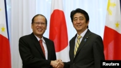 日本首相安倍晉三會見了到訪的菲律賓總統阿基諾三世