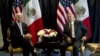 El entonces vicepresidente de EE.UU., Joe Biden (izq.), se sienta junto al entonces candidato presidencial mexicano, Andrés Manuel López Obrador (derecha), durante una reunión el 5 de marzo de 2012 en México.