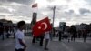 Rassemblement pour la démocratie à Istanbul tandis que les purges continuent en Turquie
