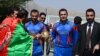 محمد نبی عیسی خیل، کپتان فعلی و نوروز منگل کپتان پیشین تیم کرکت در حال حمل جام جهانی کرکت