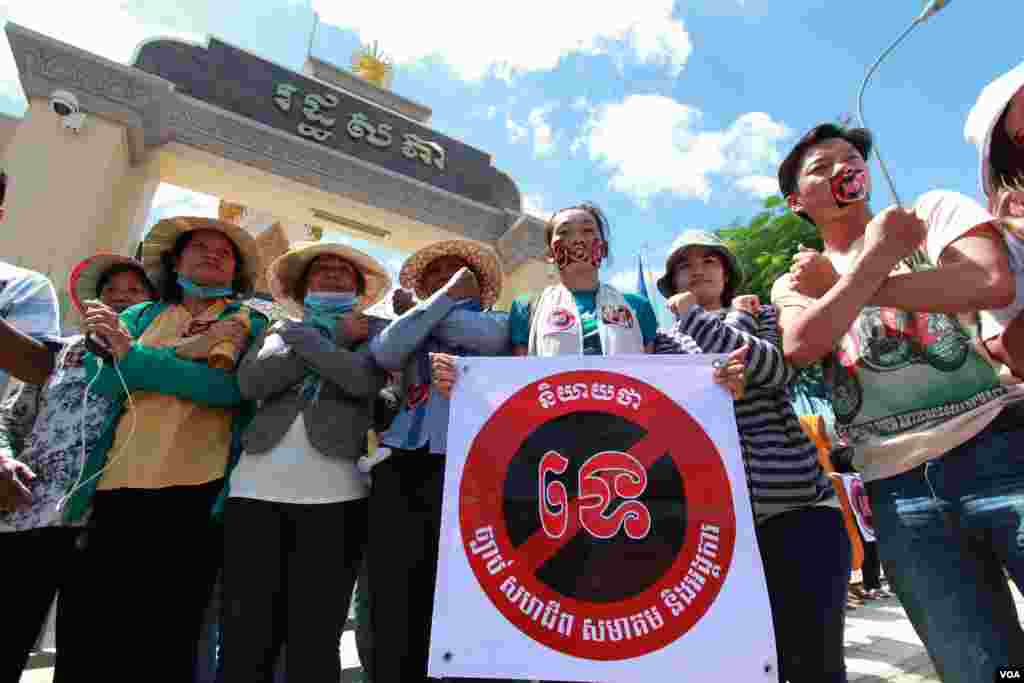 Pro-democracy activists say "No" to the NGO draft law. (Photo: Nov Povleakhena/VOA Khmer)
